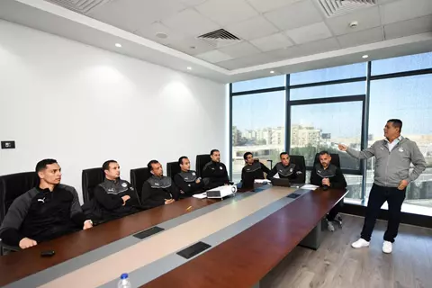  رغم تهديد الأهلي بالانسحاب.. أوسكار رويز يجتمع بطاقم حكام القمة